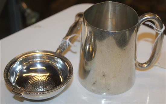 Walker & Hall silver half pint mug & a silver tea strainer